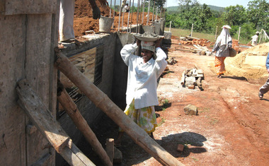 2012 foto: Práce na stavbě nového kostela.
