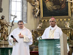 V náchodském kostele sv. Vavřince hosty přivítal místní děkan Zdeněk Kubeš. Při bohoslužbě i následné besedě opět tlumočil Matěj Pinkas. Foto: Anna Maclová