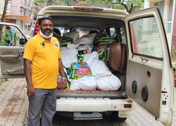 Čeští dárci nenechali indické rodiny na holičkách