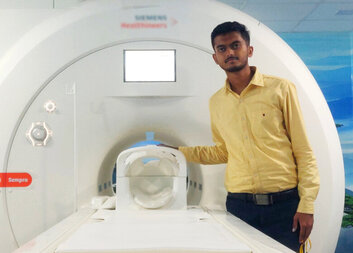 Alwyn dnes pracuje jako specialista v nadnárodní společnosti