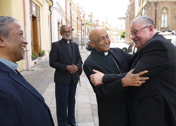 Na věčnost odešel kardinál Dominik Duka OP – muž víry, který nás pověřil službou chudým v Indii