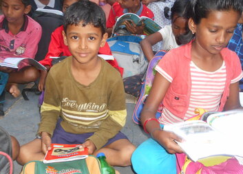 Charita podporuje doučování indických dětí