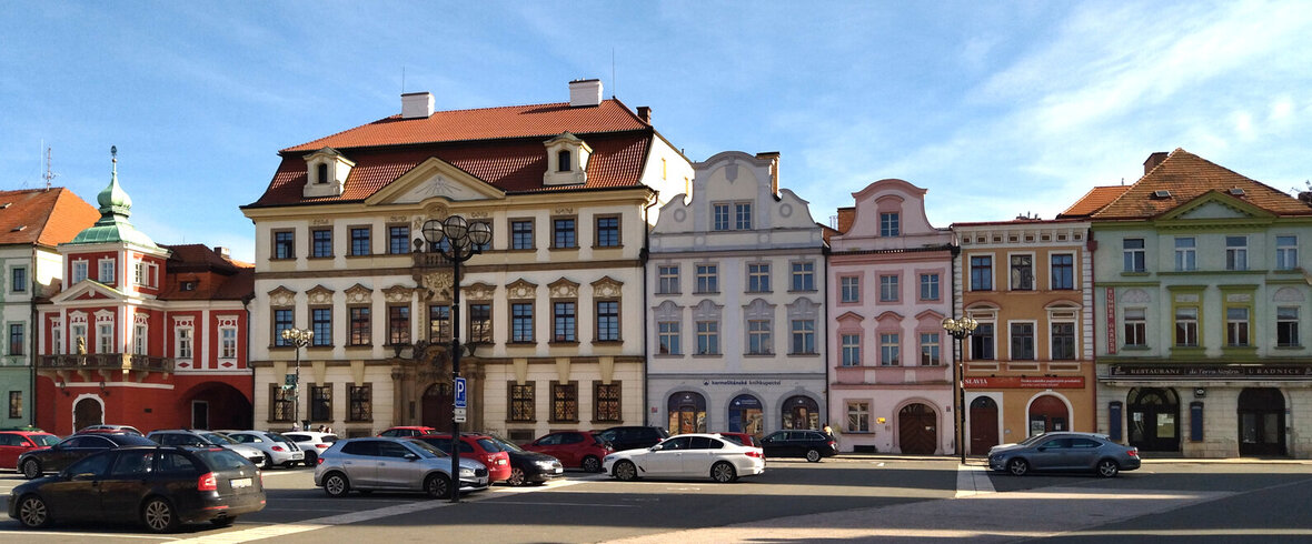 Diecézní katolická charita Hradec Králové (růžová budova). Foto: Kateřina Gužíková