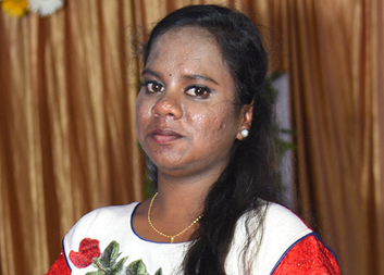 Adopce na dálku je záchranou pro děti jako je Violet