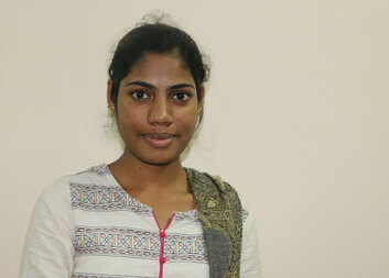 Kasturi je dnes silnou a nezávislou ženou