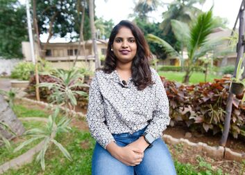 Kavya dnes vede tým v bance