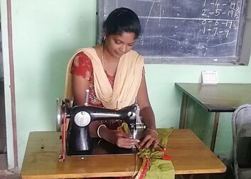 Kvalifikační kurzy vyškolily dalších 100 švadlen a řidičů