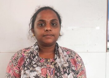 Nithya vrací pomoc chudým lidem